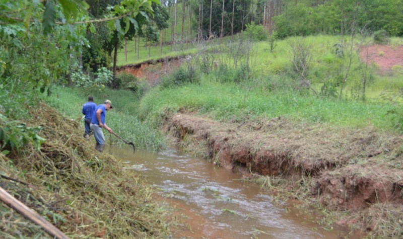 Bairros Igrejinha, Parque Guarani e Filgueiras recebem serviços de limpeza de córrego da Cesama