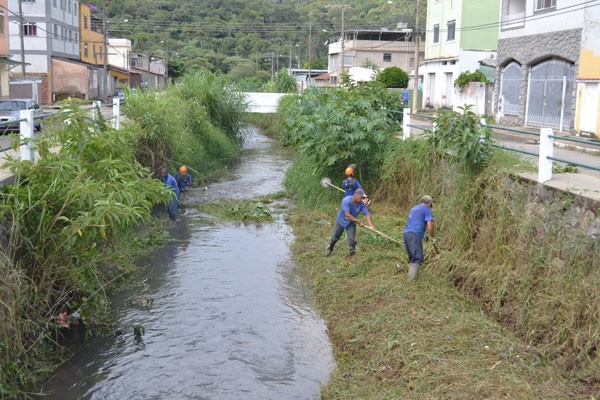 Limpeza dos cursos-d´água - Cesama atua nos bairros Industrial, Santa Luzia e Linhares