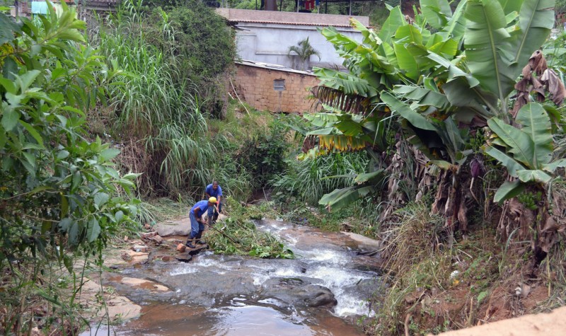 Cesama realiza limpeza nos córregos Yung e São Pedro