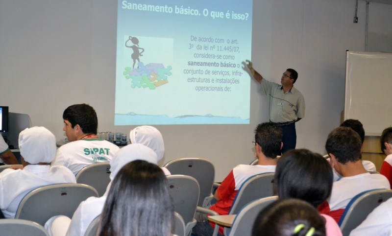 Funcionários e alunos do Sesi-Senai participam de palestra educativa da Cesama