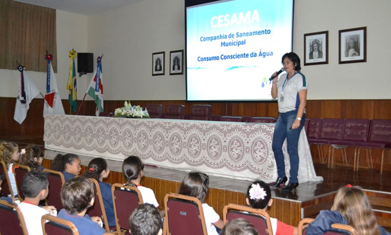 Equipe de conscientização da Cesama participa da Feira do Livro do Colégio Vianna Júnior
