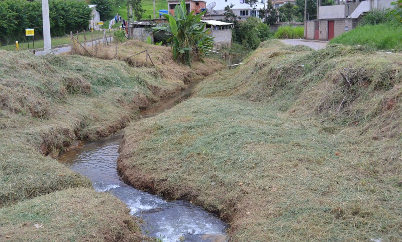 Bairro Igrejinha recebe serviços de limpeza de córrego da Cesama
