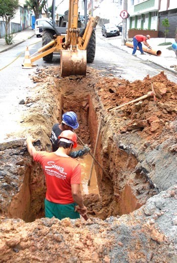 Investimento em infraestrutura - Cesama substitui rede de esgoto no Bairro Santa  Helena
