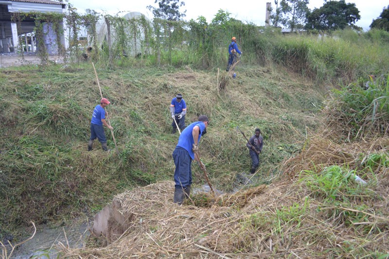 Cesama realiza limpeza de córrego no Distrito Industrial e bairros Francisco Bernardino e Marilândia