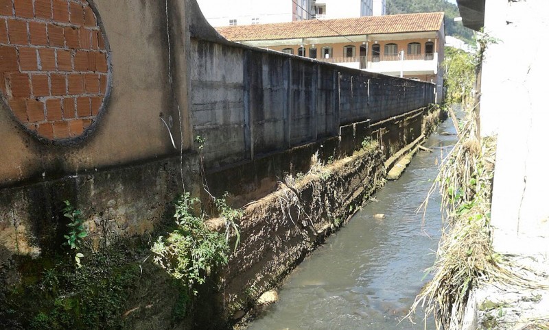 Cesama realiza limpeza nos córregos dos bairros Mariano Procópio, Barreira do Triunfo e Paço del Rey