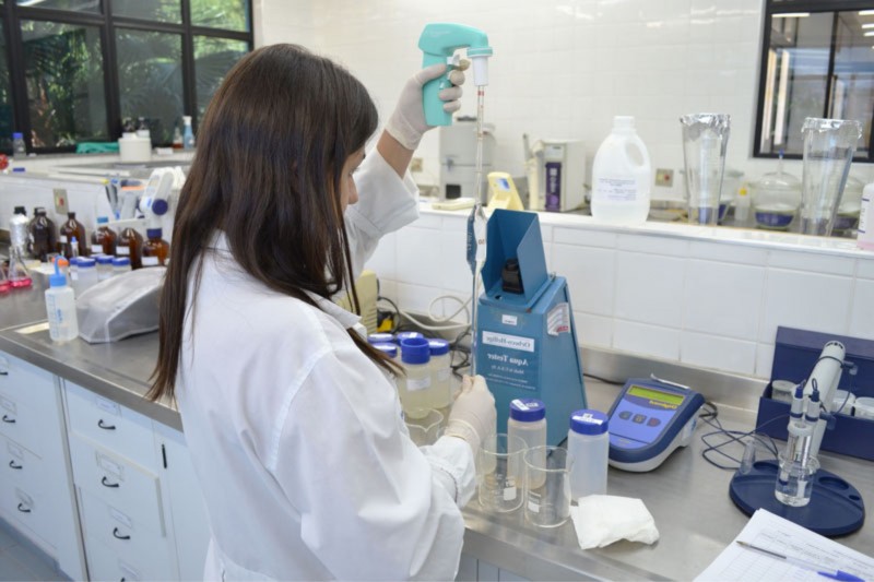 Produto de qualidade - Cesama realizou 671 análises de água em maio