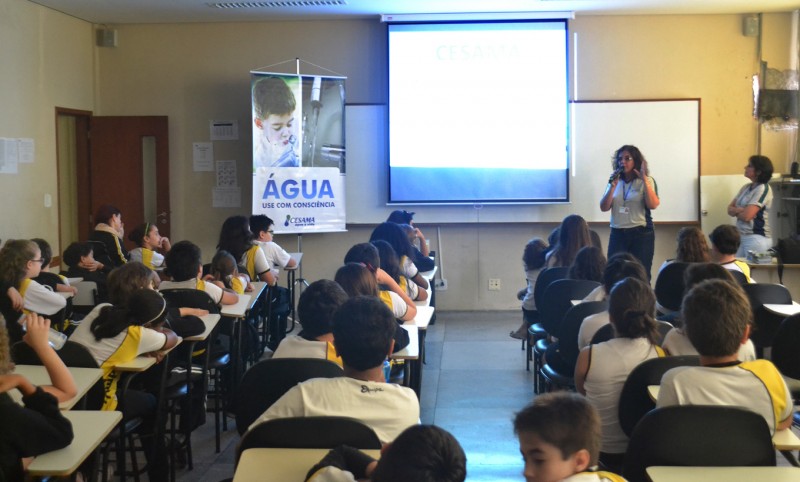 Alunos do Colégio Equipe recebem funcionários da Cesama para palestra sobre desperdício de água