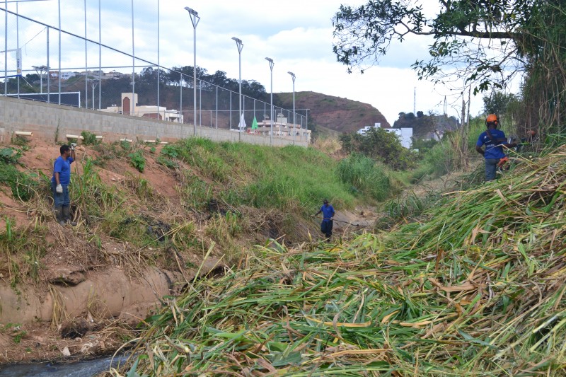 Cesama realiza limpeza nos córregos das comunidades de Bom Clima, Vale do Ipê e Nova Era