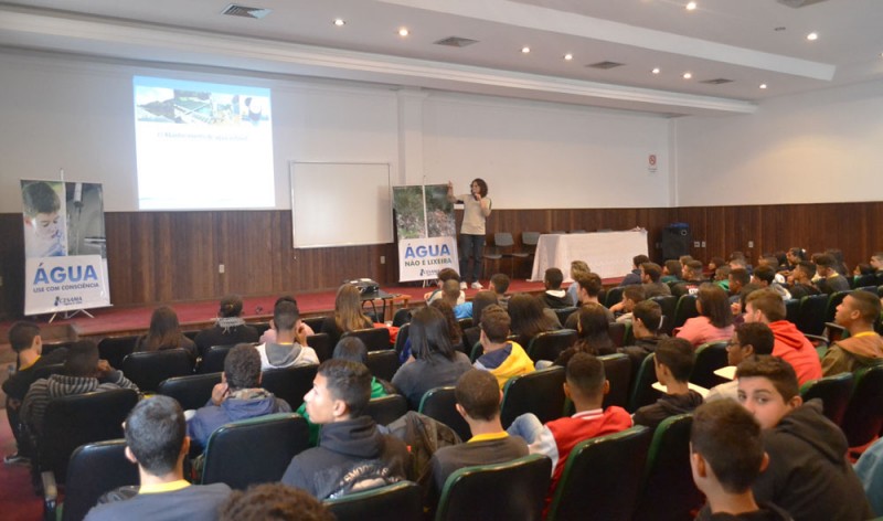 Funcionários da Cesama fazem palestra sobre desperdício de água para alunos do Promad
